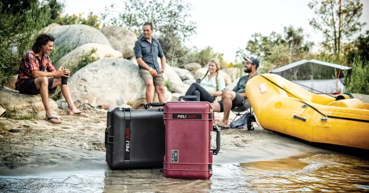TRAVEL SMART: LIGHTWEIGHT CASE FOR THE MORDERN GLOBETROTTER